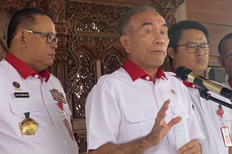 Kepala BSSN Letjen TNI (Purn) Hinsa Siburian kepada wartawan di Kantor BSSN, Depok, Jawa Barat, Selasa (13/9/2022).