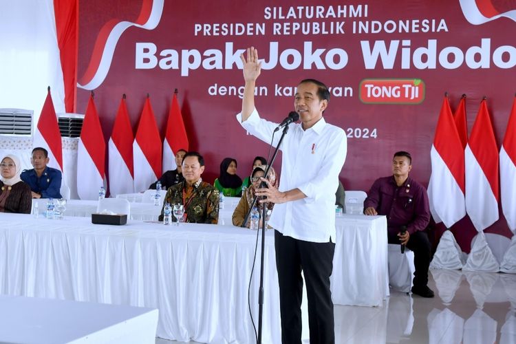 Presiden Joko Widodo memberikan pengarahan kepada karyawan saat mengunjungi Pabrik PT Tong Tji Tea Indonesia di Kabupaten Tegal, Provinsi Jawa Tengah, pada Rabu (3/1/2024).