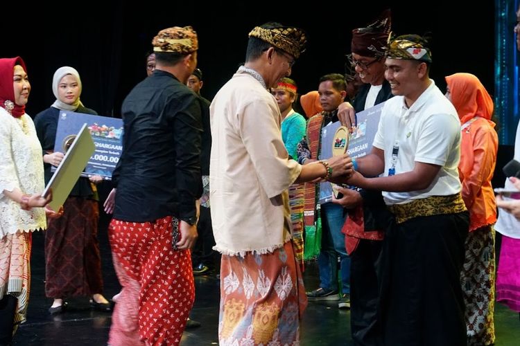 Menparekraf/Kabaparekraf Sandiaga Salahuddin Uno saat memberikan penghargaan kepada para penggerak desa dalam acara Malam Penghargaan Kampanye Sadar Wisata (KSW) 5.0 di Ciputra Artpreneur, Jakarta, Minggu (26/11/2023).
