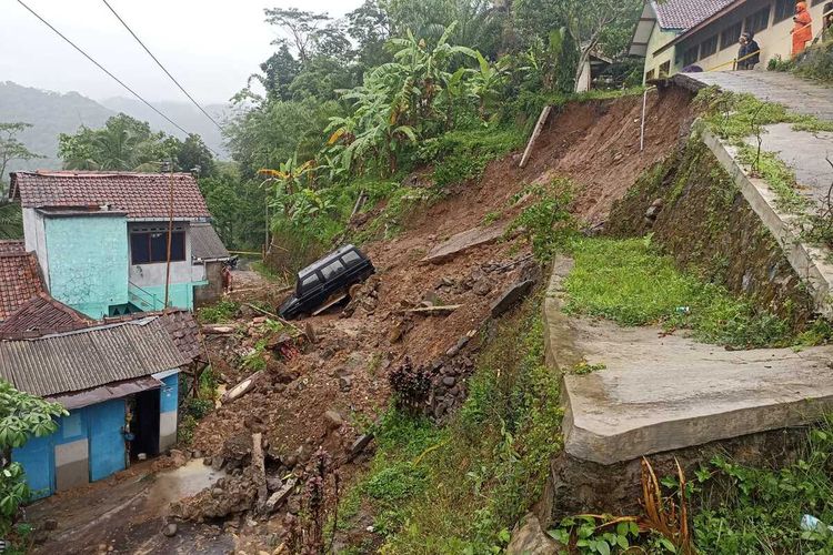 Satu rumah rusak berat akibat diterjang tanah longsor di di Kabupaten Kulon Progo, Daerah Istimewa Yogyakarta. Tidak hanya tanah longsor, terjadi pula pohon tumbang merusak rumah dan menutup akses jalan.