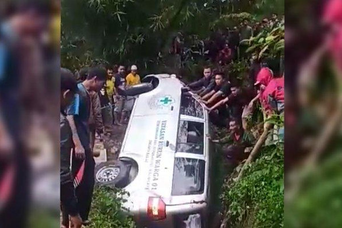 Ambulans di Garut terperosok ke jurang karena sopir menepikan mobil terlalu ke pinggir.