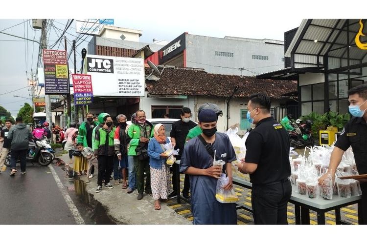 Pembagian takjil steik gratis dari Waroeng Steak & Shake pada Rabu (27/4/2022).