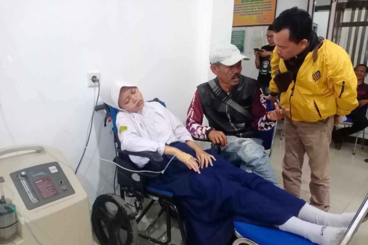 Salsa ditemani Harun Ayahnya saat mendapat bantuan oksigen di intalasi Gawat Darurat Puskesmas Kadungora, Selasa (30/09/2025)