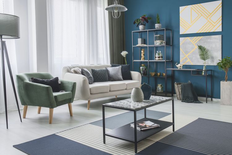 Ilustrasi ruang tamu dengan dinding warna biru.