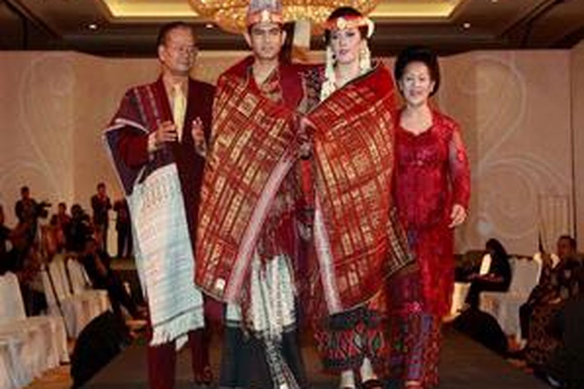 Ulos Ragihotang biasa digunakan dalam adat pernikahan batak sebagai perlambang agar pernikahan kedua mempelai kuat dan kokoh, serta tak mudah dipatahkan. 