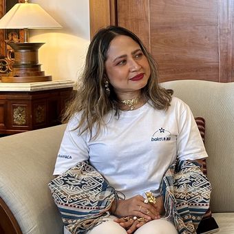 (Kiri ke kanan) EVP Corporate Communication & Social Responsibility BCA Hera F. Haryn dan Co-Founder and Creative Conceptor TULOLA Happy Salma dalam Press Conference TULOLA: Reflection of Lights di The Dharmawangsa, Jakarta Selatan, Jumat (28/11/2025).