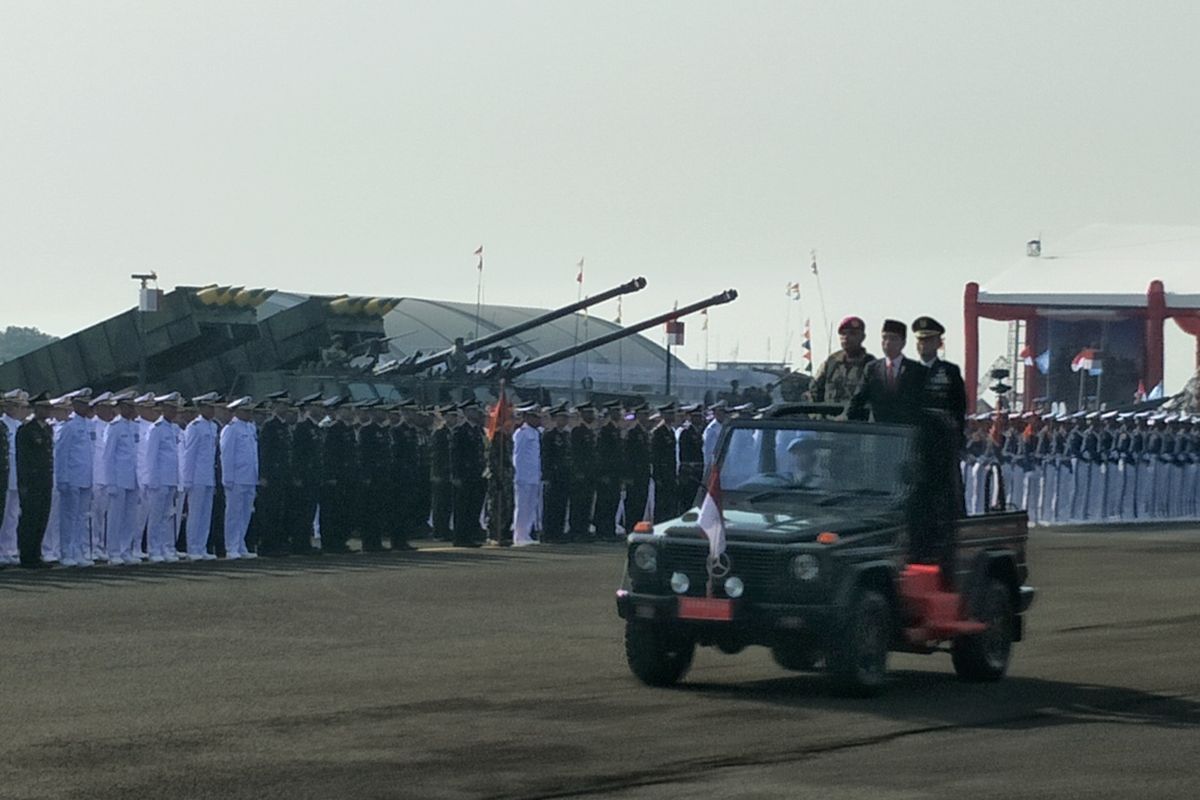 Presiden Joko Widodo menghadiri upacara peringatan HUT TNI ke-74 di Taxi Way Echo, Lanud Halim Perdanakusuma, Jakarta Timur, Sabtu (5/10/2019).
