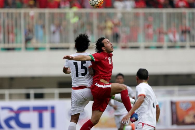 Pemain timnas Indonesia, Ezra Walian berebut bola dengan pemain timnas Myanmar, Phyo Ko Ko Thein saat pertandingan persahabatan Indonesia melawan Myanmar di Stadion Pakansari, Cibinong, Bogor, Jawa Barat, Selasa (21/3/2017). Indonesia kalah 1-3 melawan Myanmar. 