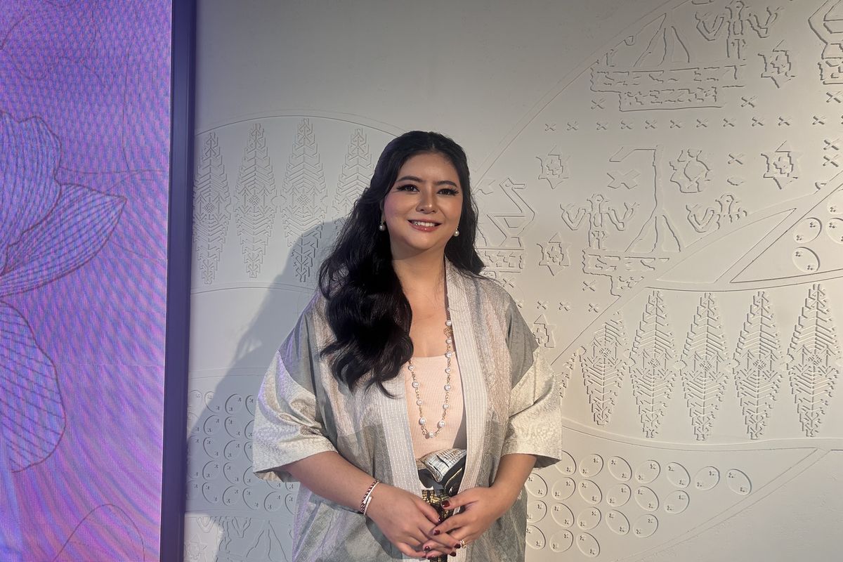 Puteri Indonesia 2009 dan Duta Autoimun NKRI Qory Sandioriva dalam talkshow Kartini Kini 2025 Dengarkan Tubuhmu, di Menara Kompas, Jakarta Pusat, Kamis (24/4/2025)