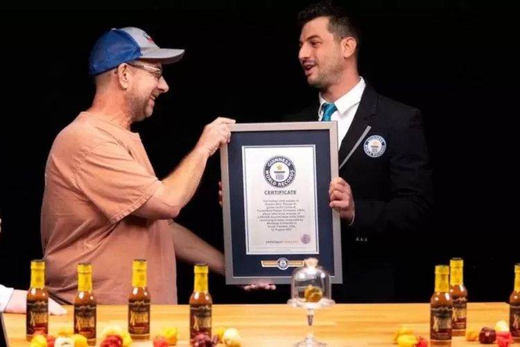 Guinness World Records menganugerahkan Ed Currie, pencipta Pepper X, gelar cabai terpedas di dunia pada episode First We Feast.