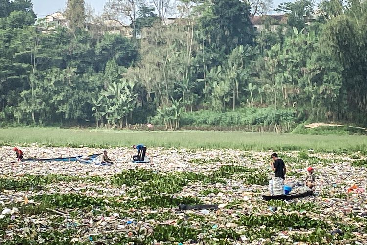 Lautan sampah membentang di perairan Sungai Citarum di kawasan Batujajar, Kabupaten Bandung Barat (KBB), Jawa Barat, Rabu (12/6/2024) pagi. Tepat di bawah Jembatan Callender Hamilton (DH) atau Babakan Sapan (BBS) sampah-sampah itu menutup lapisan air sepanjang mata memandang dari ujung aliran sungai hingga muara di waduk Saguling.