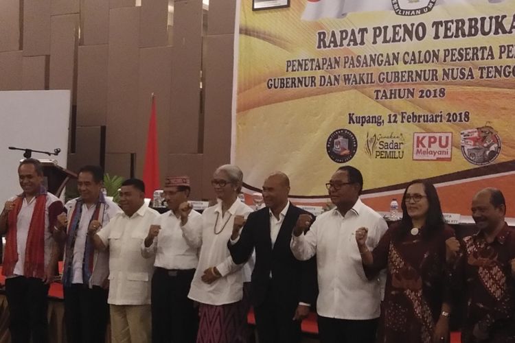 Empat pasangan calon gubernur dan wakil gubernur NTT, berpose bersama Komisioner KPU dan Bawaslu NTT, usai rapat pleno terbuka penetapan calon di Hotel Aston, Senin (12/2/2018)