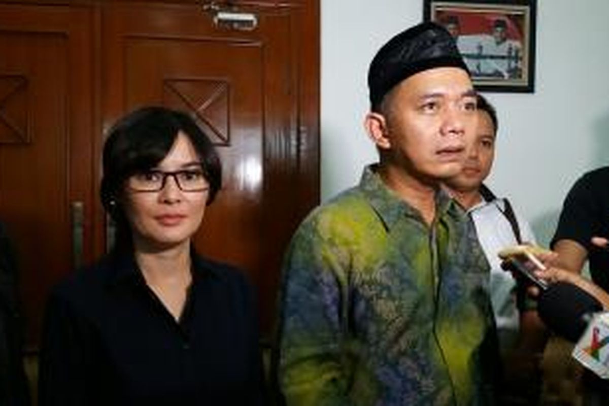 Pasangan calon Walikota dan Wakil Walikota Tangerang Selatan Ikhsan Mojo dan Li Claudia Chandra saat menyampaikan data pemilih fiktif di Tangerang Selatanke Kantor KPU Pusat di Jakarta, Selasa (29/8/2015) 
