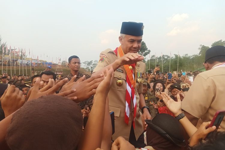 Ratusan kader Pramuka berebut foto dengan Gubernur Jawa Tengah Ganjar Pranowo usai upacara penutupan HUT Pramuka ke 62 di Bukit Tanggeban Pemalang