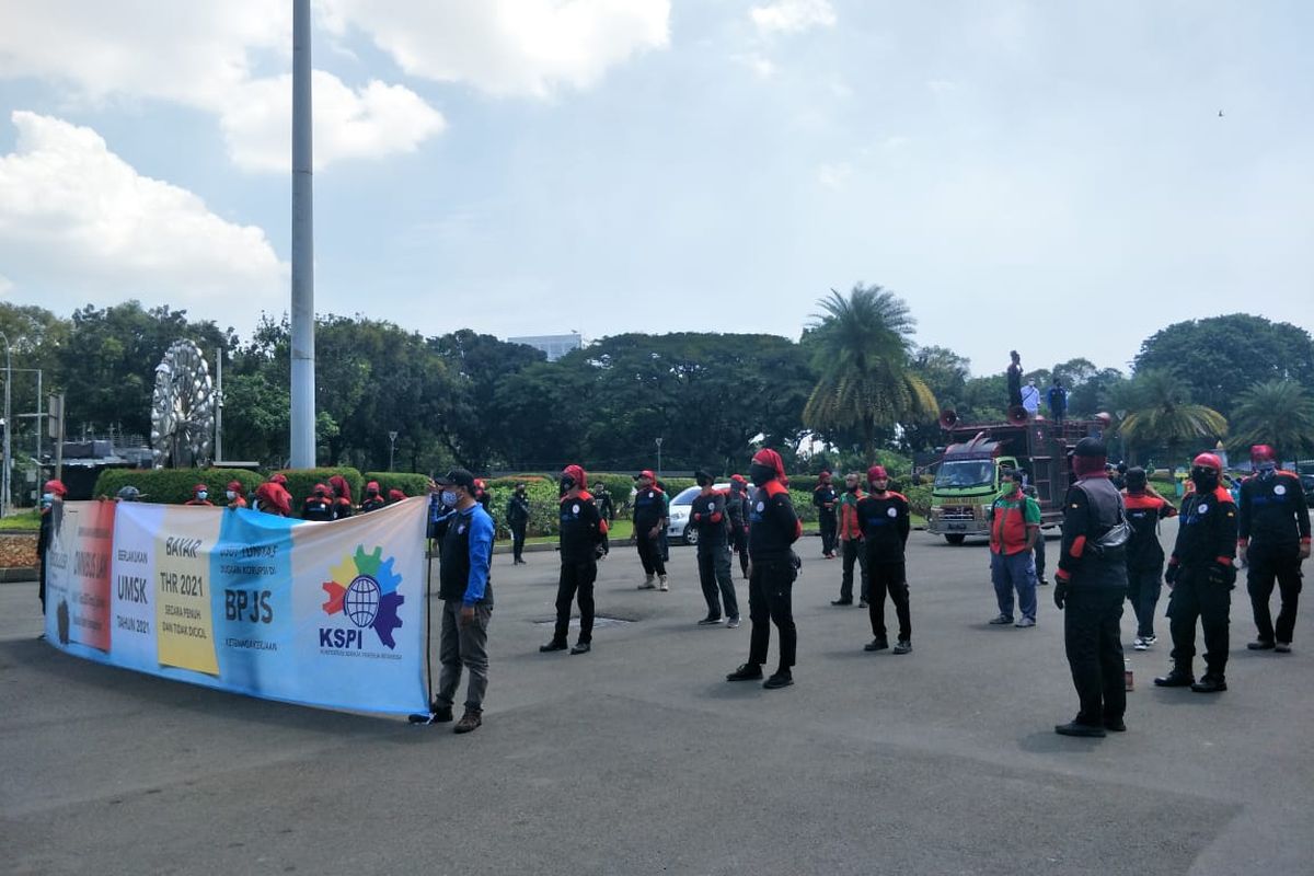 Sejumlah serikat pekerja atau buruh melakukan aksi demonstrasi di sekitar Bundaran Patung Kuda Arjuna Wijaya tepatnya di depan pintu Monas pada Senin (12/4/2021).