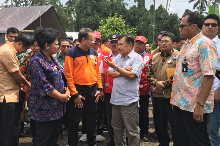 Wapres Jusuf Kalla saat mengunjungi pengungsi bencana erupsi Gunung Agung di Desa Singarata, Karangasem, Bali Sabtu (30/12/2017).