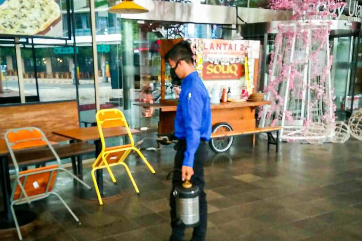 Petugas pest control Summarecon Mall Serpong melakukan tugas rutin untuk mengantisipasi sekaligus pemberantasan hama
