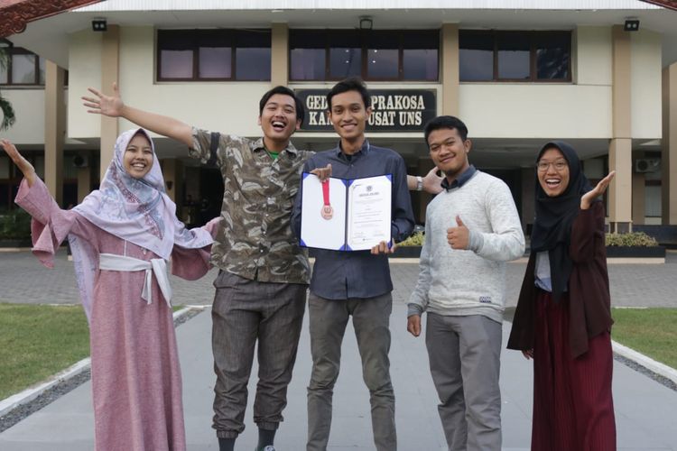 Lima mahasiswa UNS bersama medali perunggu yang berhasil diraih dalam ajang AI-JAM Japan 2019 melalui aplikasi Tuker Sampah