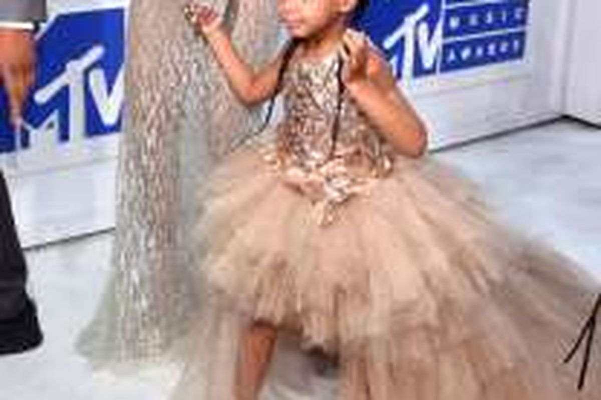 Putri pasangan Beyonce dan Jay Z, Blue Ivy, mengenakan baju Mischa Aoki ketika datang ke Video Music Awards 2016 di Madison Square Garden, New York, Minggu (28/8/2016)