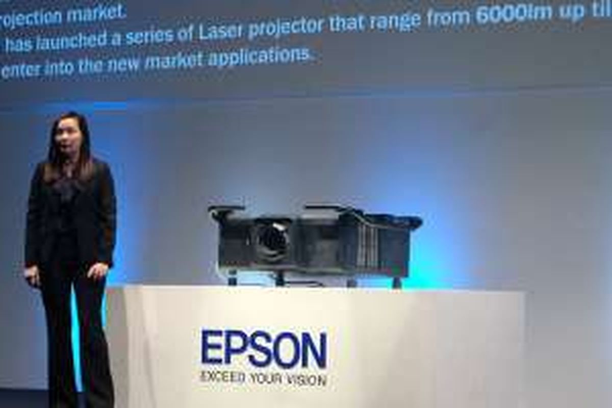 Amy Kwa, Head of Department Projector Division Epson Singapore memamerkan proyektor EB-L25000U di Yogyakarta, Senin (10/10/2016).