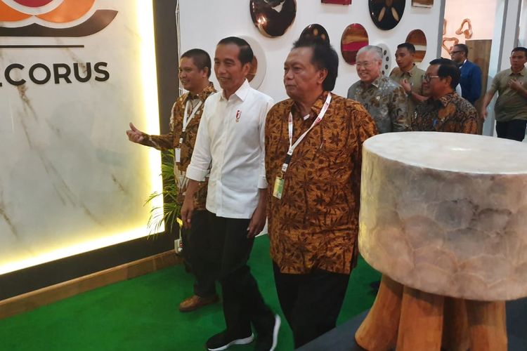 Presiden Joko Widodo saat meninjau Indonesia-International Furniture Expo 2019 di JI-Expo Kemayoran, Jakarta Pusat, Rabu (13/3/2019).