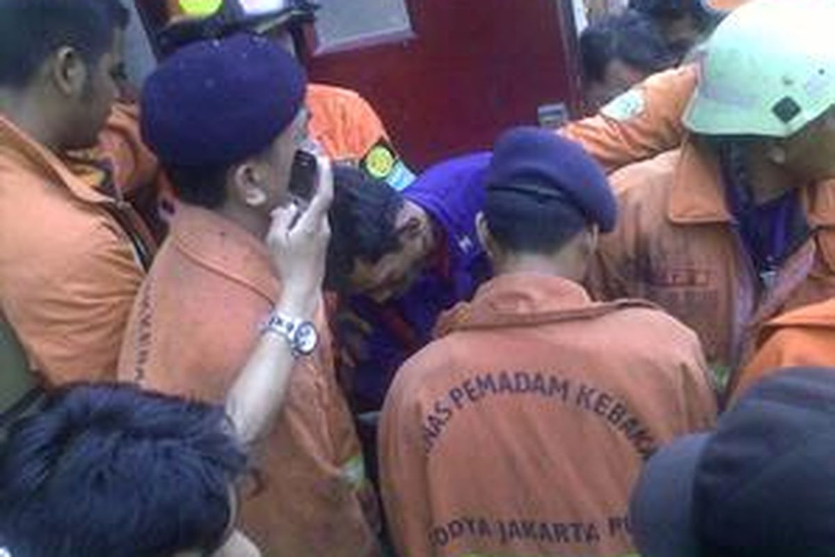 Petugas pemadam kebakaran berhasil mengevakuasi dua korban tewas dalam kebakaran di Gedung Pelni, Kemayoran, Jakpus, Jumat (6/8/2010). Dua korban tewas adalah Dadang Nurdin (50) dan Edi Pramono (27).