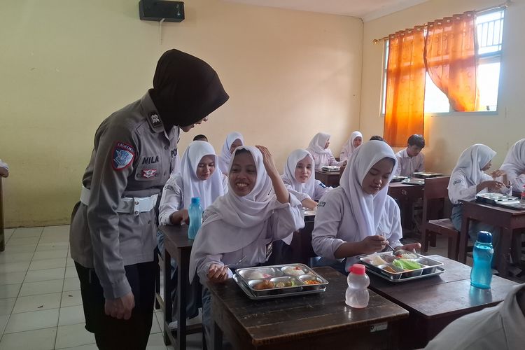 Polres Purworejo sedang memantau MBG di hari pertama pendistribusian di SMK Kartika Cendekia Purworejo 