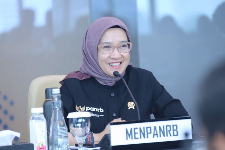 Menteri Pendayagunaan Aparatur Negara dan Reformasi Birokrasi (Menpan RB) Rini Widyantini dalam rapat dengan Menkomdigi Meutya Viada Hafid di Jakarta, Selasa (4/2/2025). 