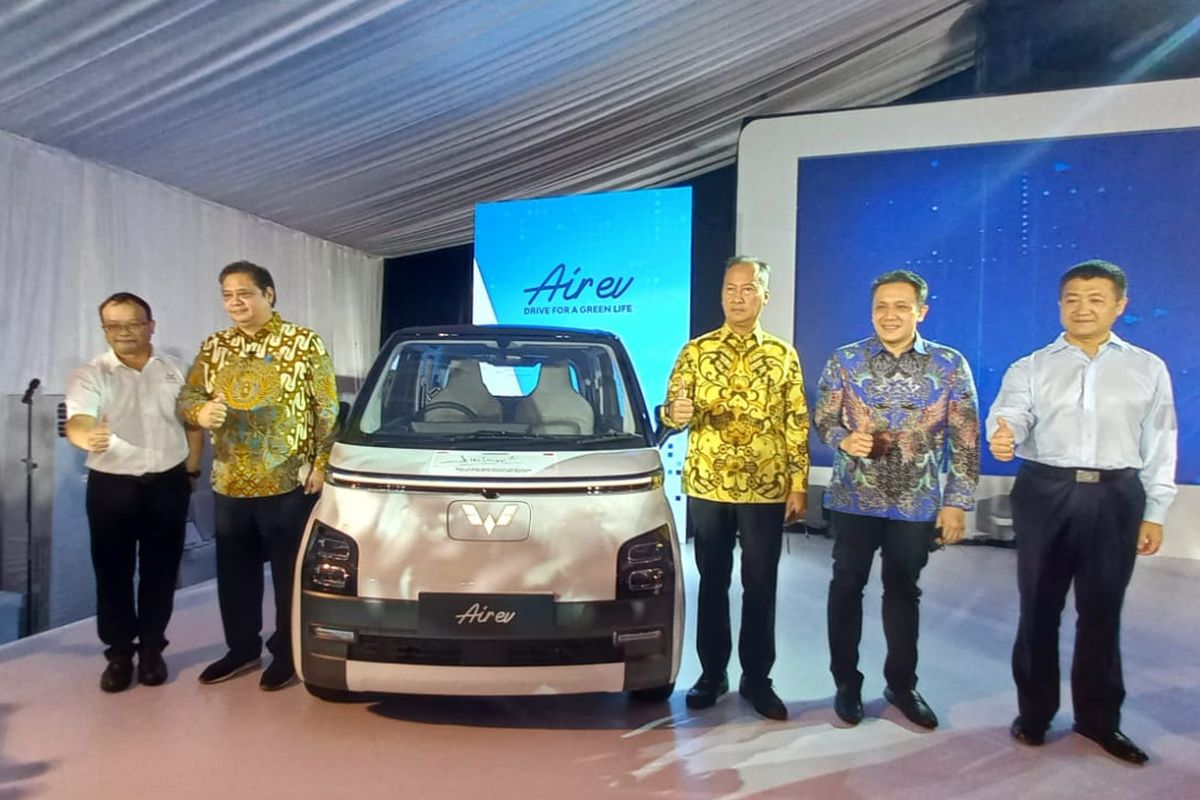 Peresmian produksi perdana mobil listrik Wuling Air ev