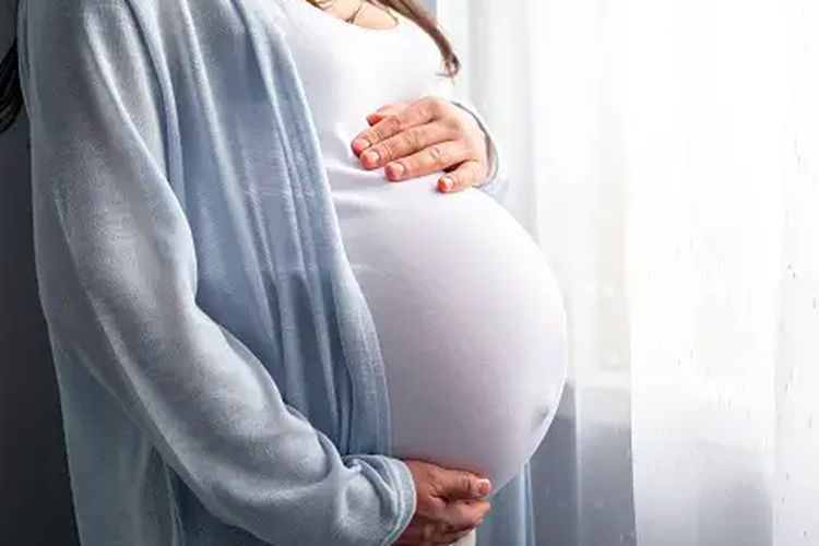 Ilustrasi ibu hamil di usia 35 tahun ke atas. Ada beberapa cara untuk meningkatkan peluang hamil normal di usia 35 tahun ke atas, yang terkenal memiliki risiko kesehatan lebih besar.