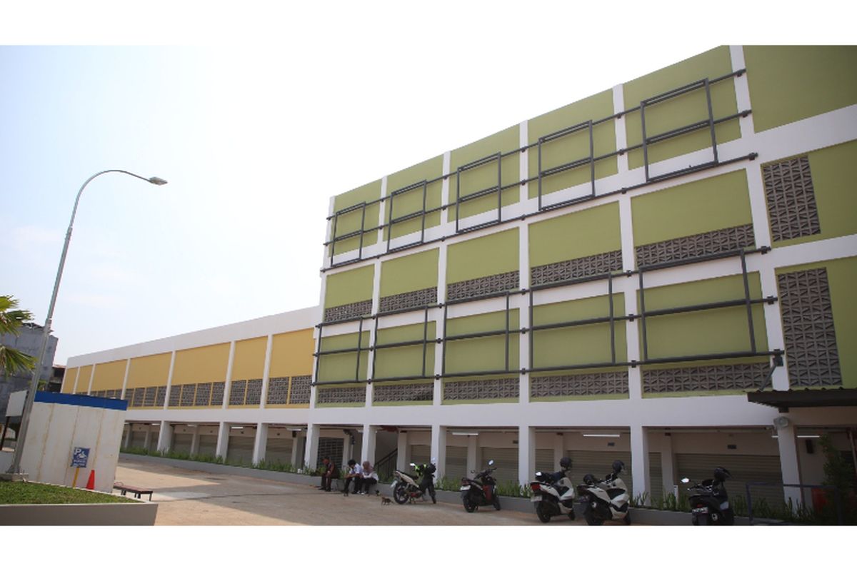 Gedung baru Pasar Anyar Tangerang yang telah direvitalisasi berdiri megah dengan nuansa hijau dan kuning. Proyek ini segera rampung dan siap dimanfaatkan pedagang serta warga.