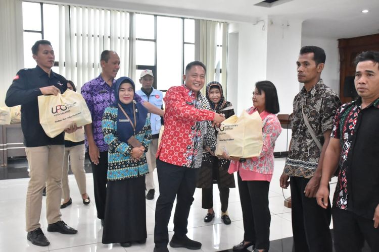 Pj Wali Kota Salatiga Yasip Khasani menyerahkan paket makanan dari pelaporan pejabat kepada THL tenaga kebersihan