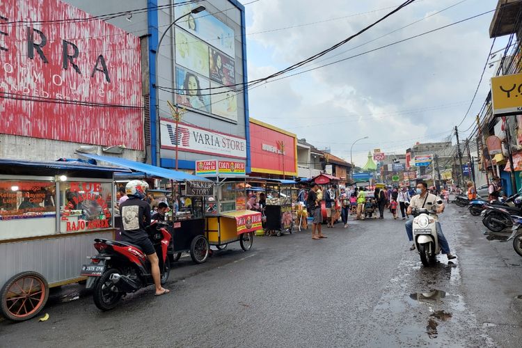 Kawasan Kuliner Pasar Lama, Kota Tangerang, dipenuhi pedagang takjil tetapi masih sepi pengunjung, Selasa (13/4/2021) sekitar pukul 17.00 WIB.