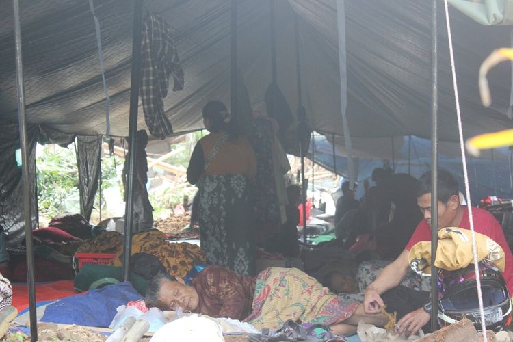 Kondisi warga korban gempa Cianjur, Jawa Barat, yang masih bertahan di tenda pengungsian di daerah Nagrak, Cianjur.