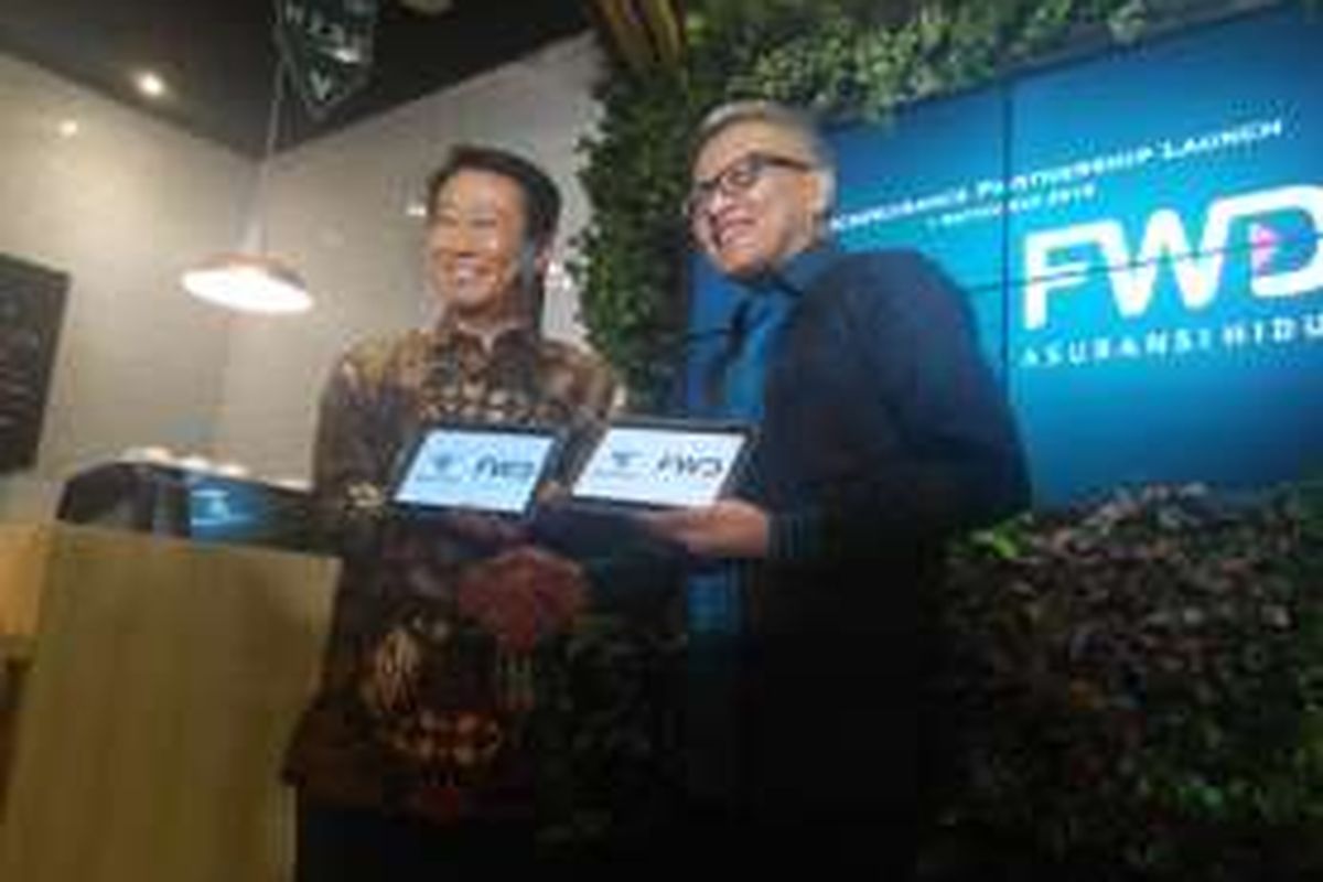 Presiden Direktur KEB Hana Bank Lee Hwa Soo dan Presiden Direktur FWD Life Indonesia Rudi Kamdani dalam penandatanganan kerja sama bancassurance, Kamis (1/9/2016).