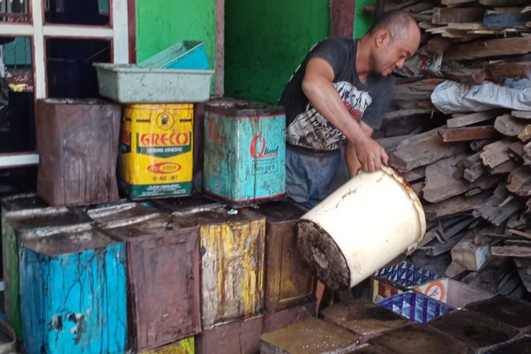 Pekerja tengah membuat cincau hitam di rumah produsen cincau legendaris asal asal Kebalen, Kelurahan Kota Lama, Kota Malang, yakni Mak Tie Cao. 