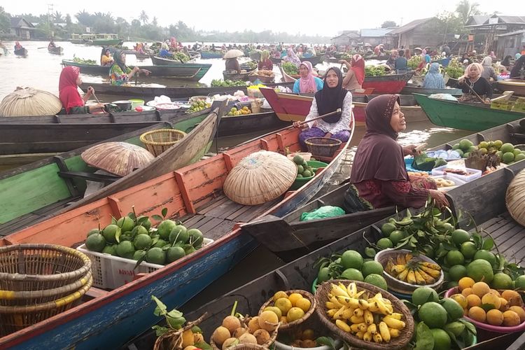 Suasana pasar apung Lok Baintan, Banjarmasin, Kalimantan Selatan, Selasa (17/10/2017).