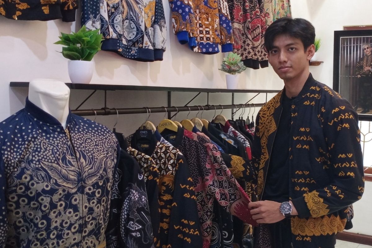 Jaket bomber batik asal Kota Malang, Jawa Timur dengan merek dagang Dasilva Batik belum lama ini viral di media sosial.