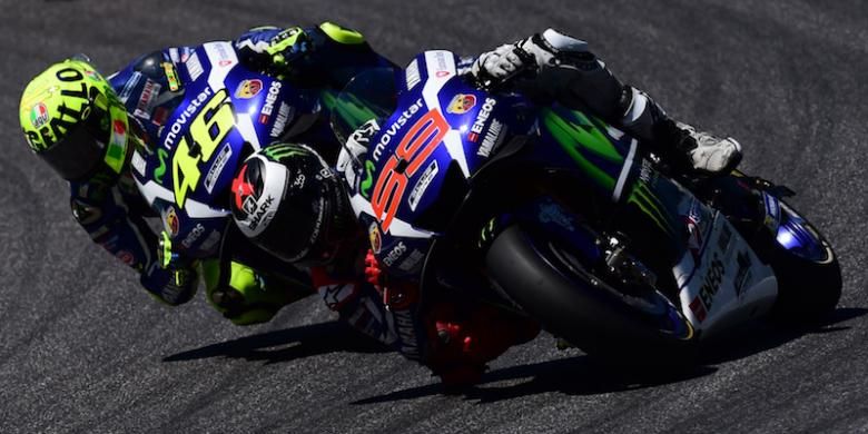 Pebalap Movistar Yamaha asal Italia, Valentino Rossi (kiri), bersaing dengan rekan satu timnya asal Spanyol, Jorge Lorenzo, pada balapan GP Italia di Sirkuit Mugello, Minggu (22/5/2016).