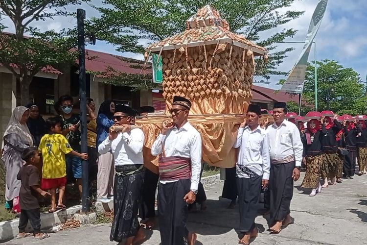 Warga berebut ketupat agung pada perayaan tradisi Lebaran Topat di Loang Baloq, Kota Mataram, Rabu (17/4/2024).