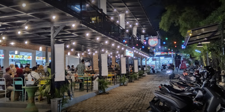 Beberapa pengunjung memenuhi area di Confest Resto Jakarta Timur