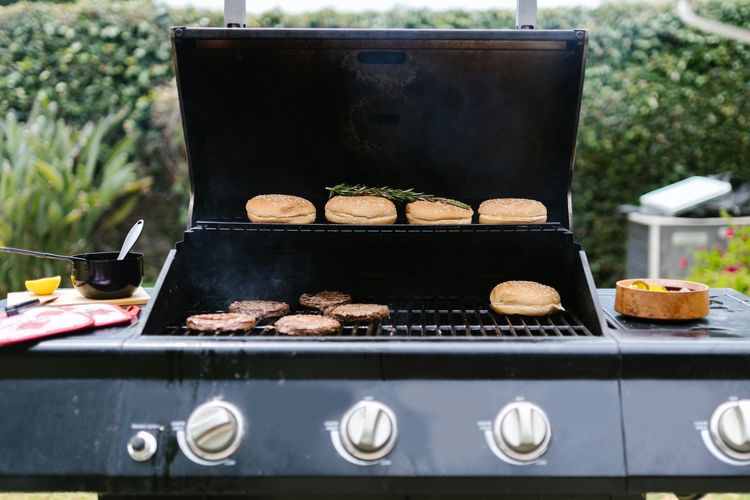 Ilustrasi alat grill outdoor gas. 