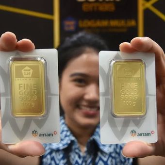 Pegawai menunjukkan emas Antam yang dijual di Butik Emas. Cek harga emas hari ini, Sabtu 11 Oktober 2025, Antam, UBS, Galeri24. Lihat harga lengkap mulai 0,5-1.000 gram di Pegadaian.