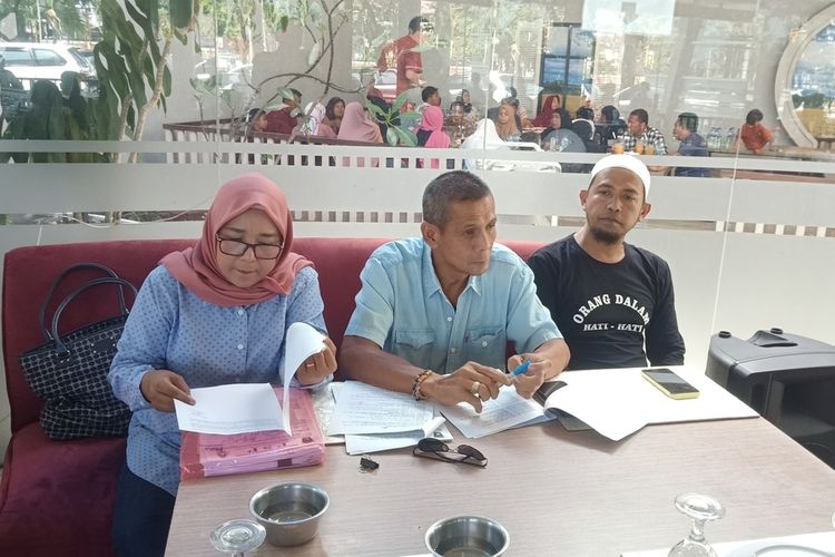 Tersangka kasus KONI Padang, Agus Suardi (tengah) didampingi pengacara Putri Deyesi Rizki (kiri) saat memberikan keterangan pers, Sabtu (14/5/2022). Pada Selasa (17/5/2022) Putri Deyesi Rizki mundur sebagai pengacara Agus Suardi.
