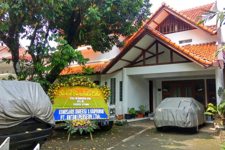 Sebuah karangan bunga belasungkawa terlihat di halaman rumah orang tua Suryo Utomo, di Jalan Semboja, Kebon Kelapa, Kecamatan Bogor Tengah, Kota Bogor, Senin (15/5/2017).