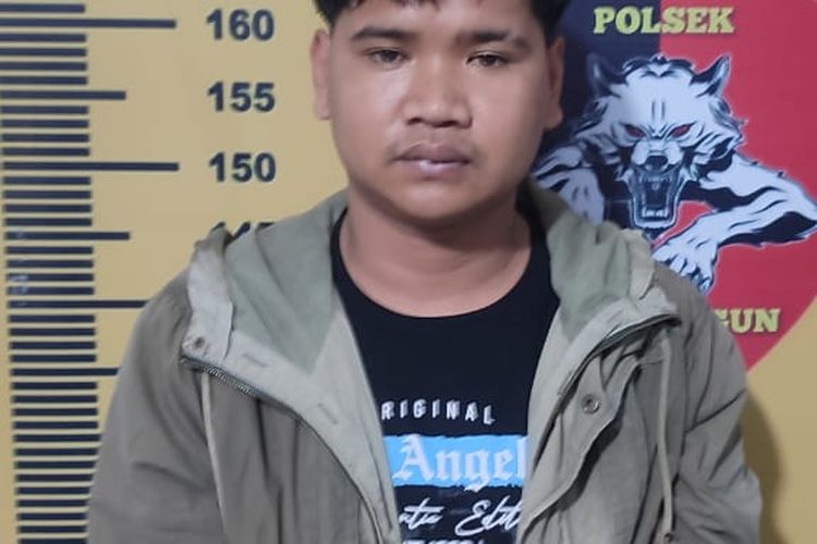 Rangga Yupiter alias Fatir (23) warga Kota Sungai Penuh, Provinsi Jambi ditangkap Polisi setelah menikam seorang pria hingga tewas pada Jumat (15/8/2025).