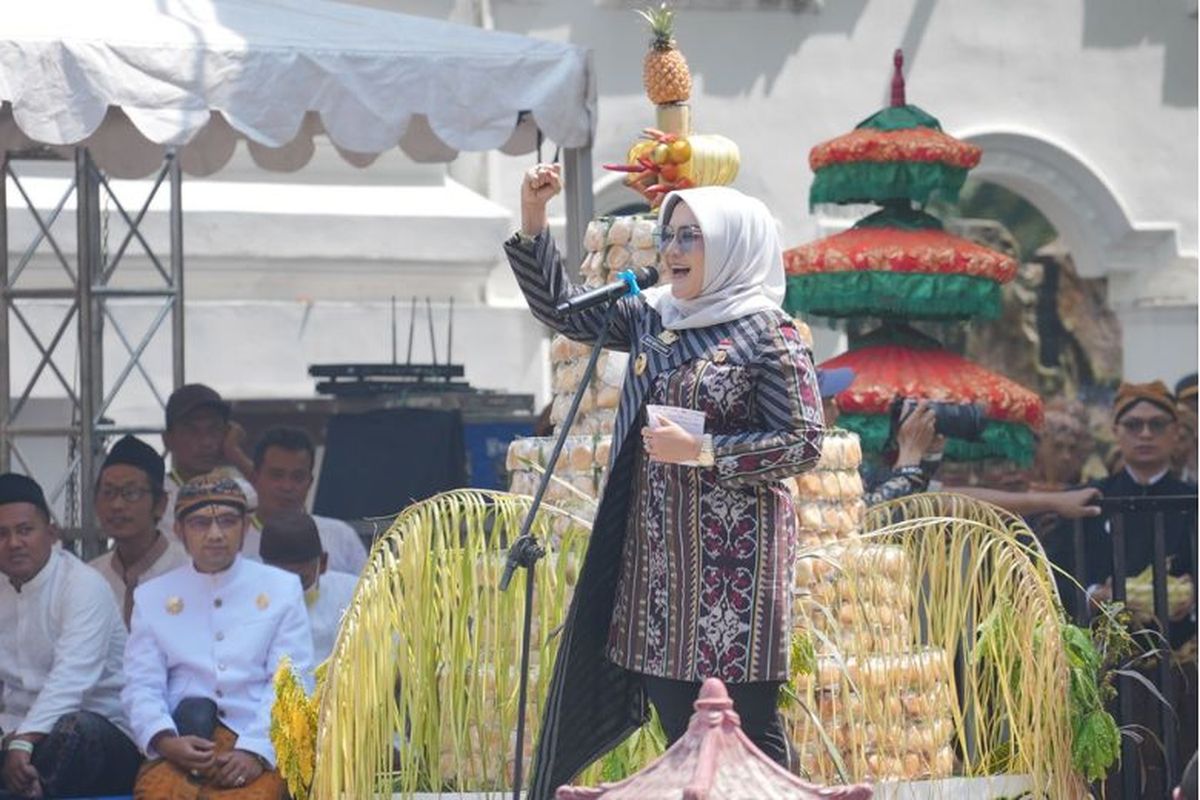 Bupati Klaten Sri Mulyani menghadiri tradisi Saparan Yaqowiyu.