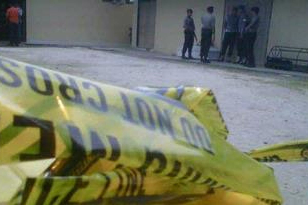 Jenazah Kholik, terduga teroris yang tewas dalam baku tembak di Desa Kayamaya, Poso, dibawa ke RS Bhayangkara Polda Sulteng, Sabtu (3/11/2012).  