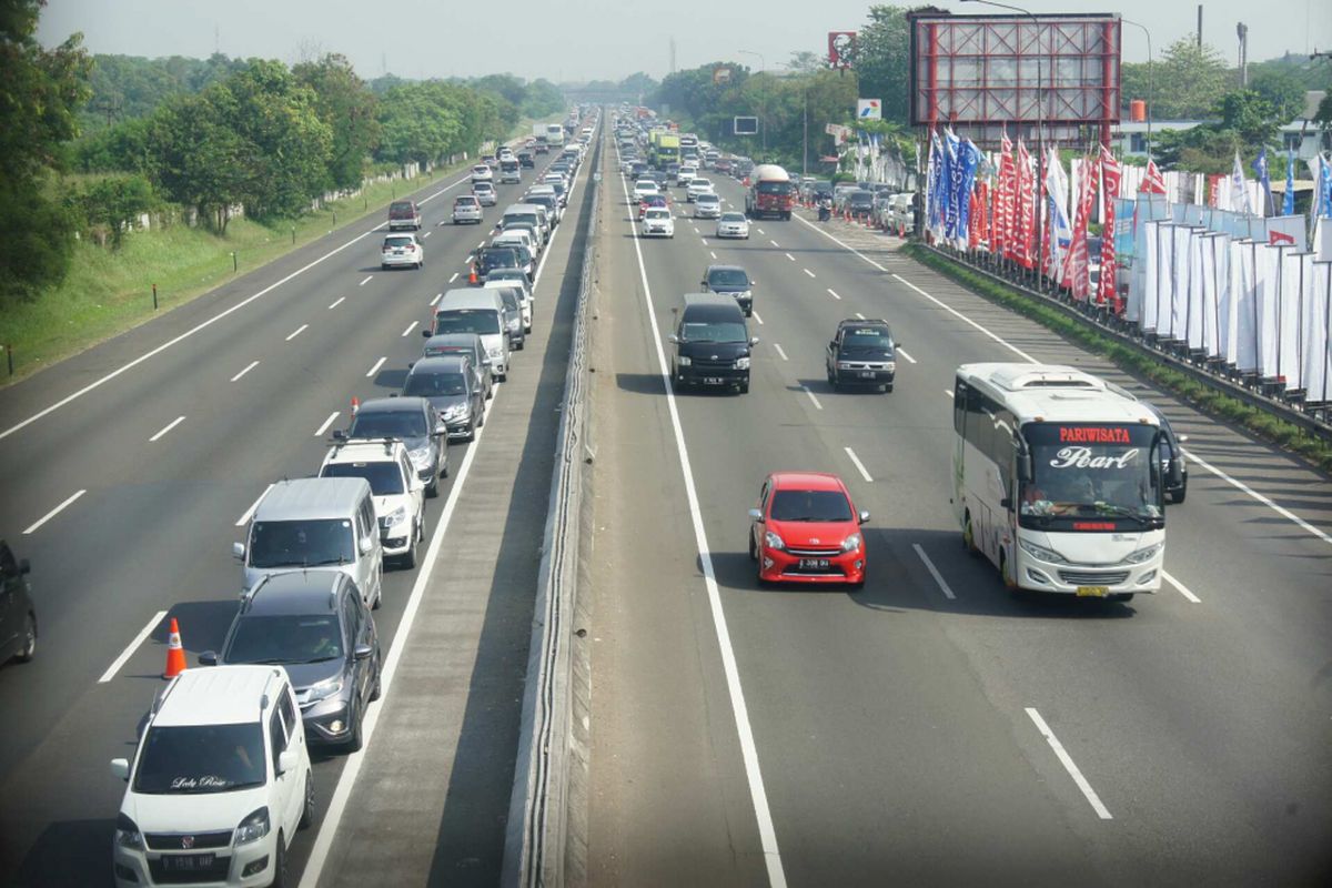 Mengurai kepadatan lalu lintas, polisi melakukan contraflow di Km 37 hingga Km 66 Tol Jakarta-Cikampek pada Rabu (13/6/2018).