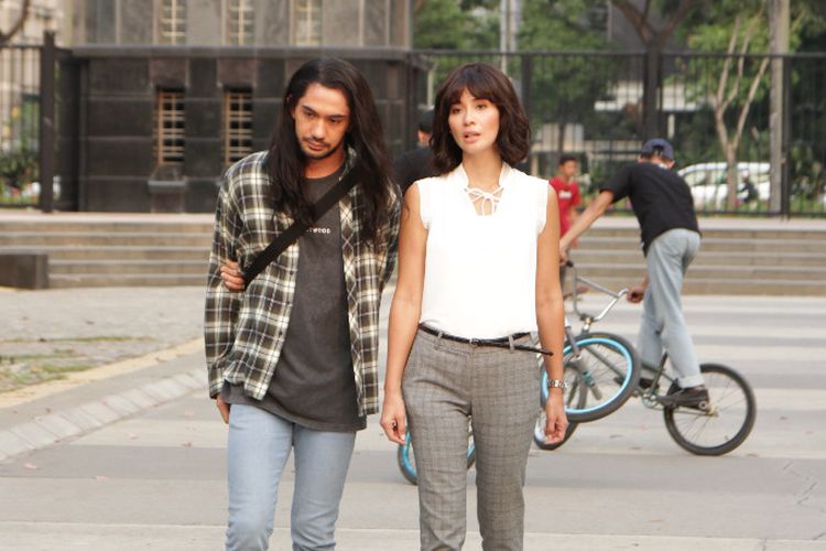 Reza Rahadian dan Marsha Timothy dalam film Toko Barang Mantan